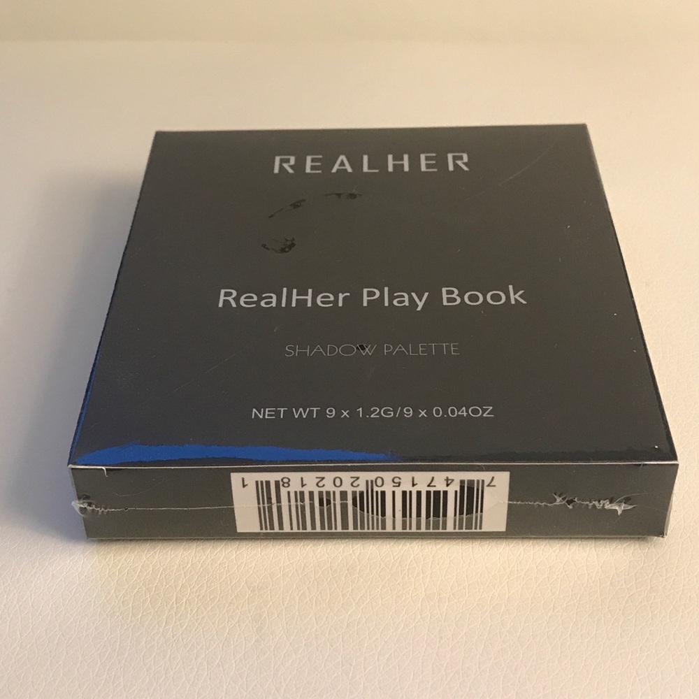 RealHer Play Book Eyeshadow palette