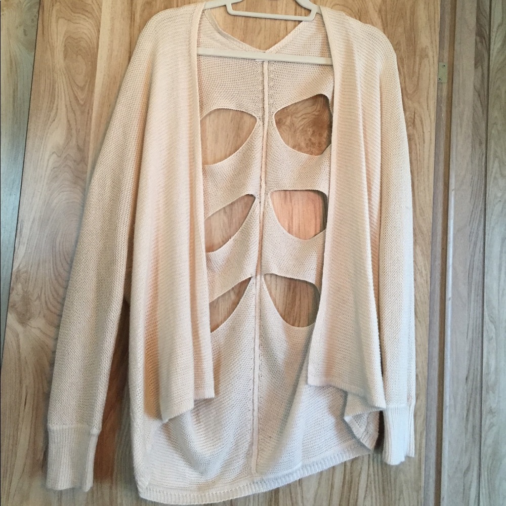 Long sleeve cardigan w/ cut-out design in the back