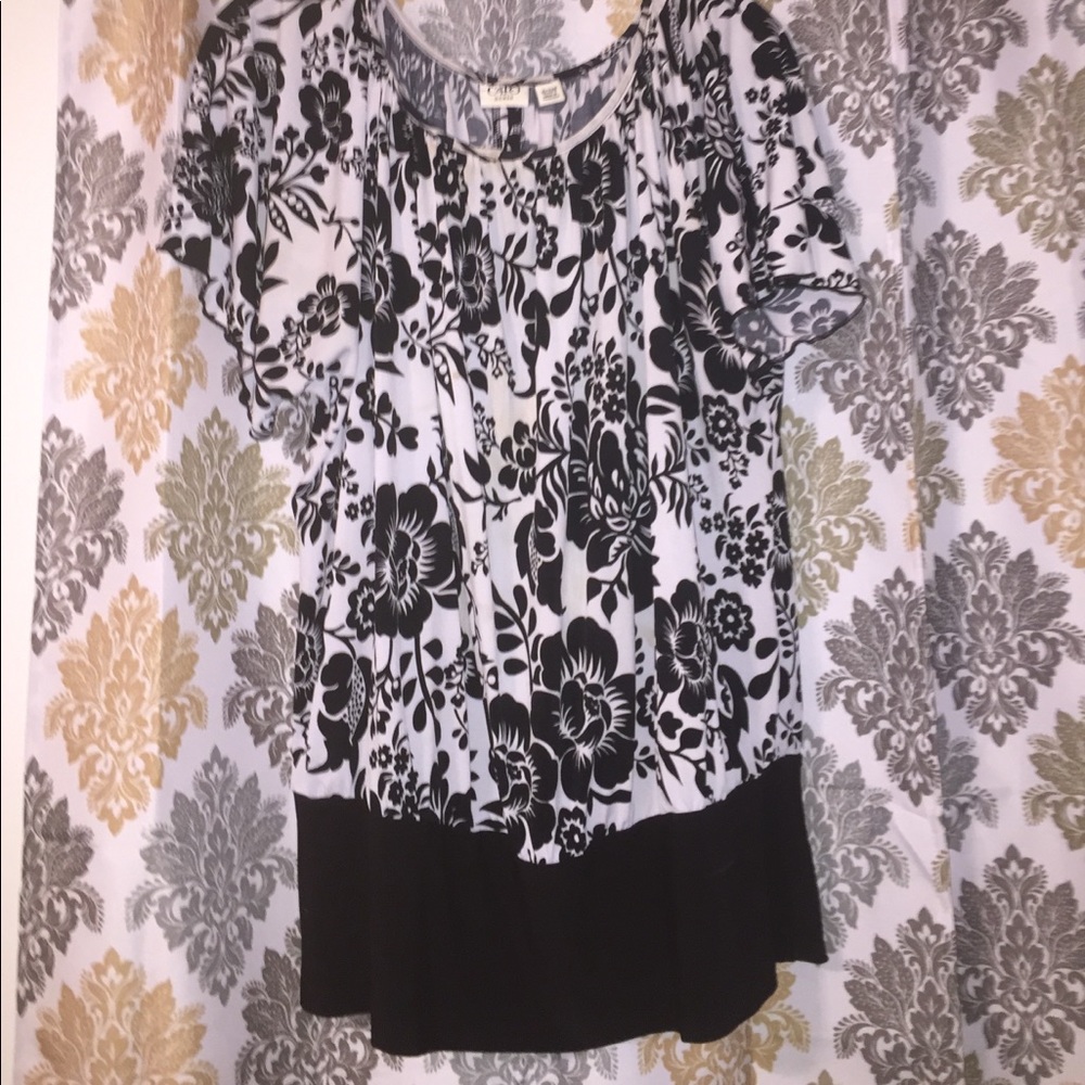 Women's black and white top