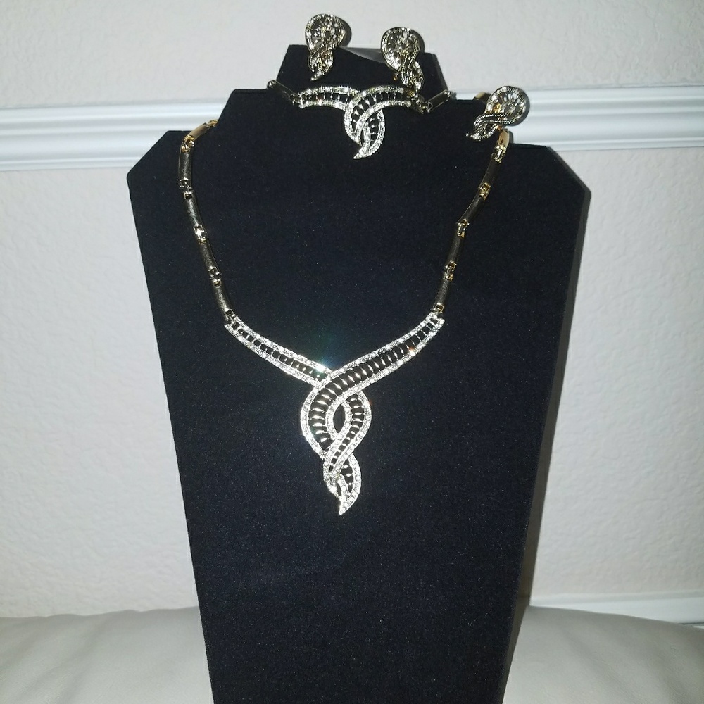 Beautiful Gold-Diamond 5 Piece Jewelry Set