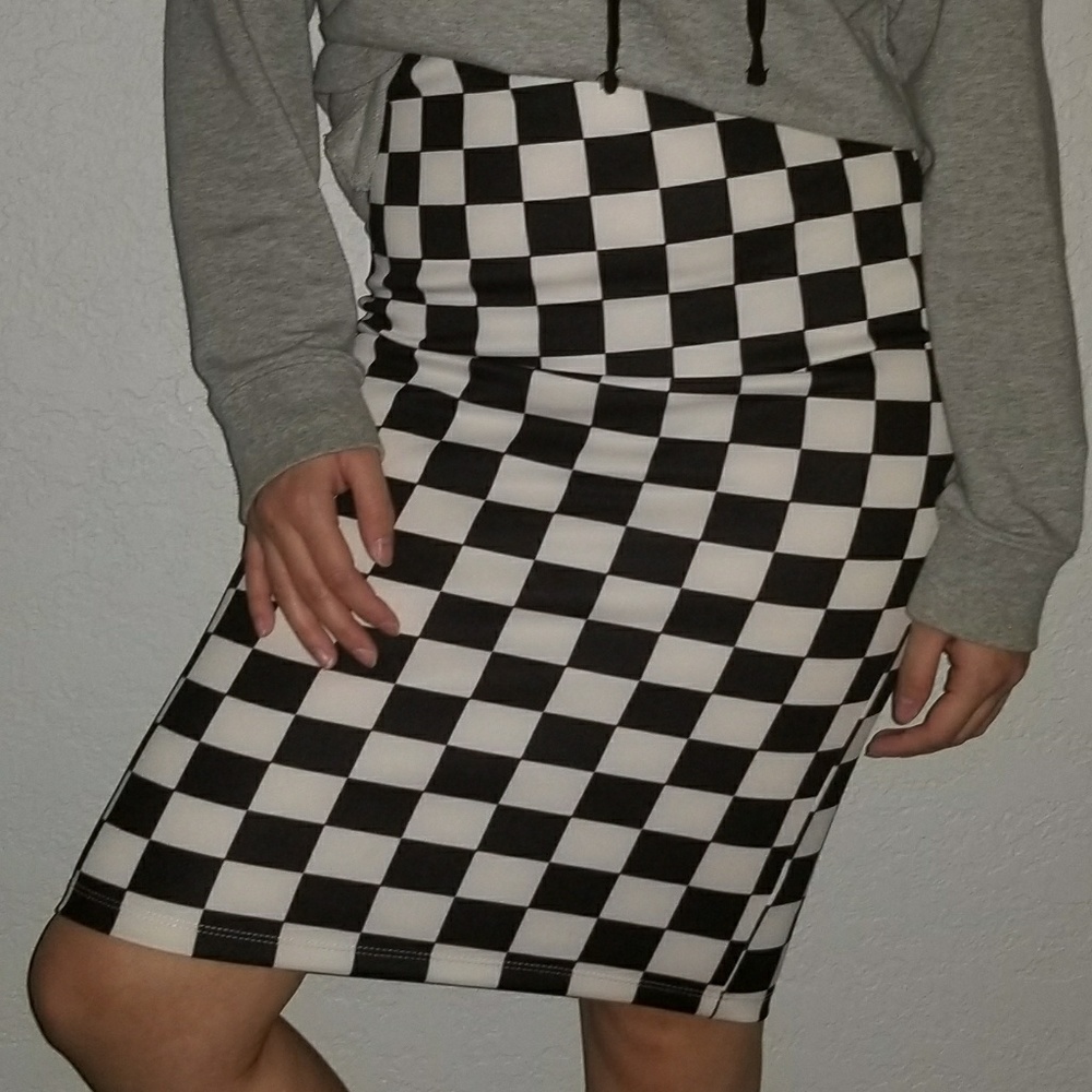Checkered pencil skirt