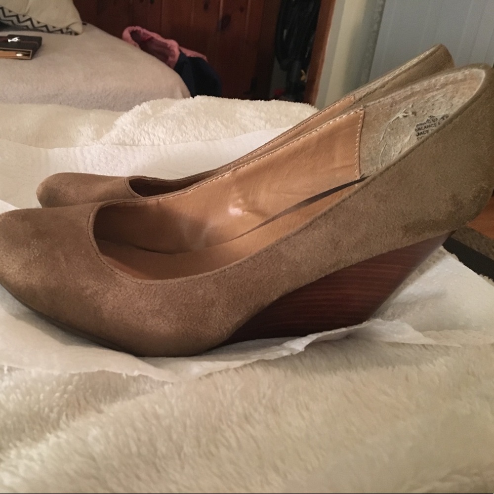 Nine West Tan Wedges