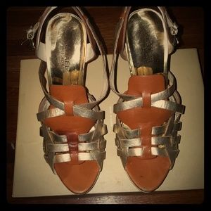 Artisan cross strap, leather/metallic heels
