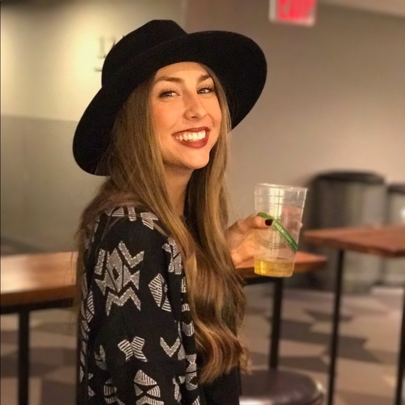 Meet your Posher, Britney - Picture 1 of 1