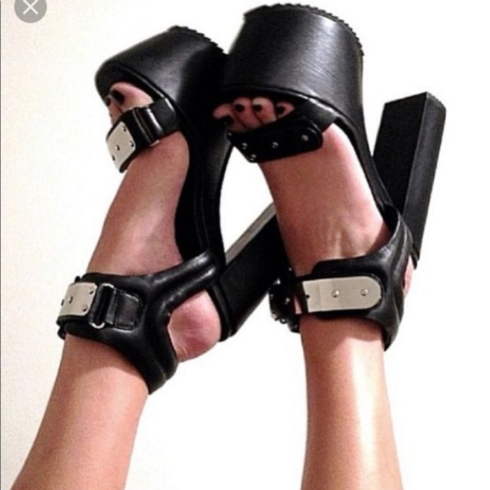 Size 6 unif goner platforms