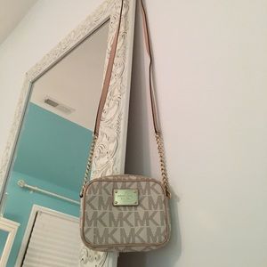 White Michael Kors JetSet Cross body