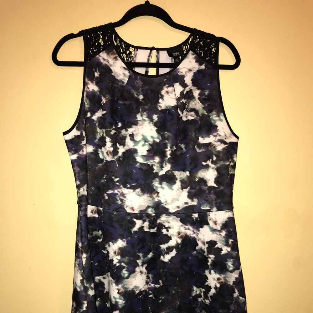 Dress with lace detail