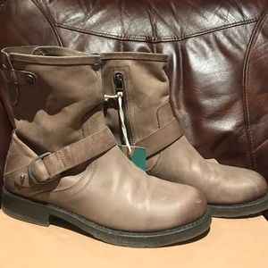 Olukai boots