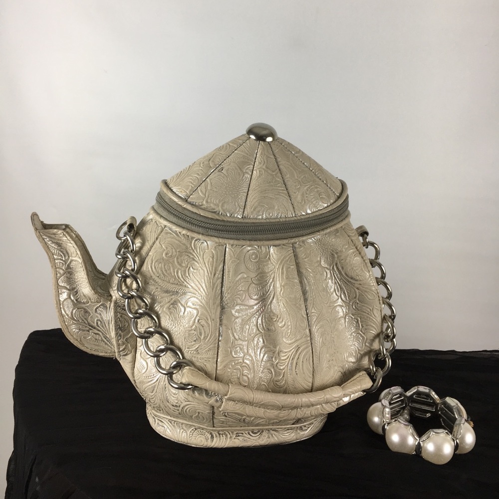 Leather tea kettle, Vegas