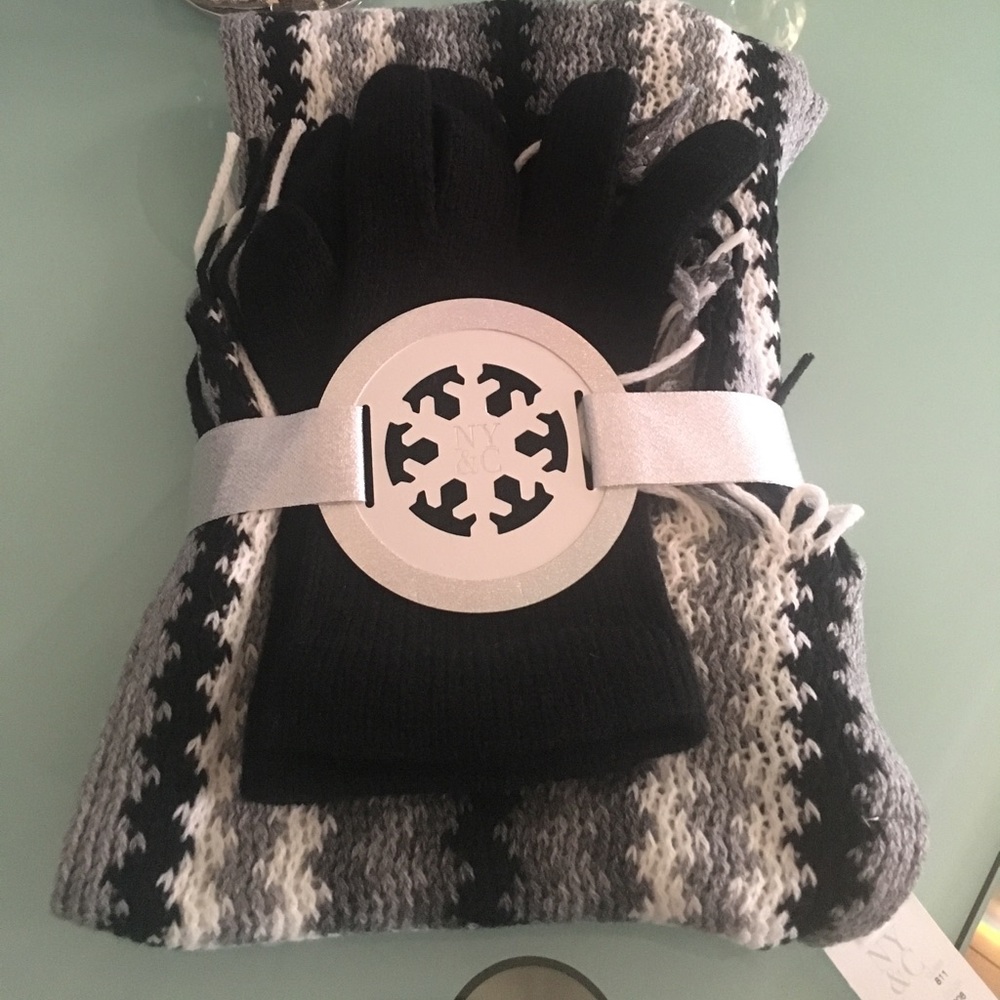 🛑SOLD🛑Scarf and gloves gift set