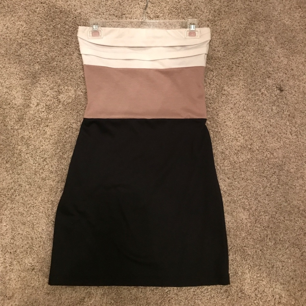 White, caramel and black tube dress. Gorgeous on!