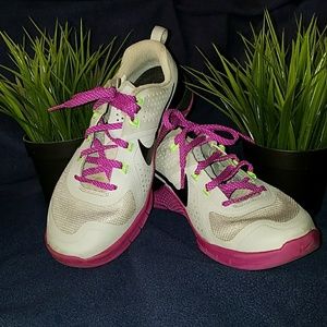 Nike tennis shoes. Used
