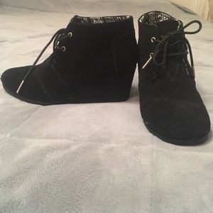 Tom’s black Suede Booties