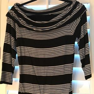 Stripped top , quarter length sleeves.