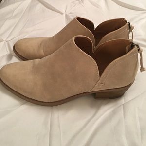 Qupid Size 7 Khaki Booties