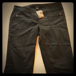 Capri black crop pants .