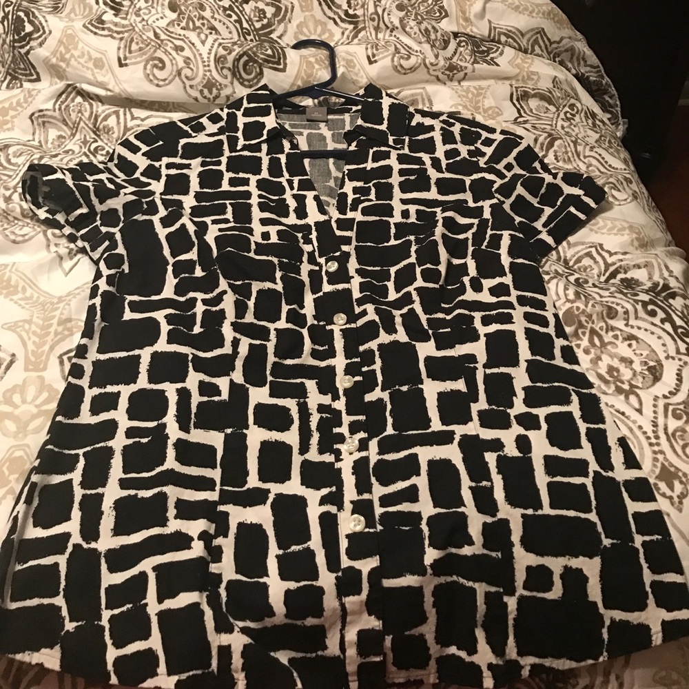 SS Black & white Button down top