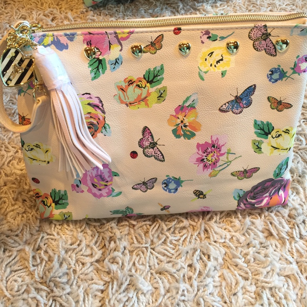 🆕Betsey Johnson clutch----SOLD