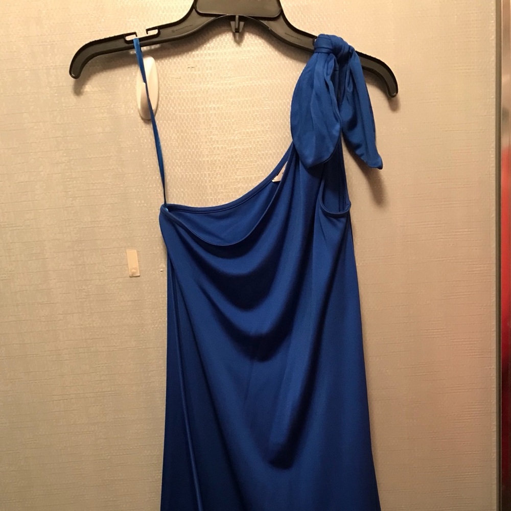 One-shoulder dress