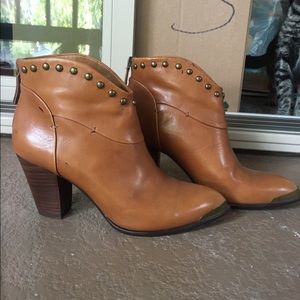 B Makowsky leather booties