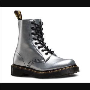 Dr. Martens Pascal in Silver