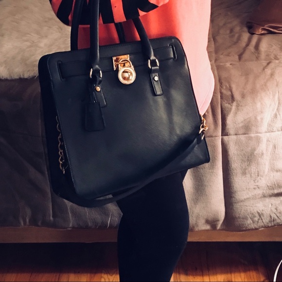 🚫SOLD🚫 Michael Kors Navy/Gold Large Hamilton Bag - Picture 2 of 8