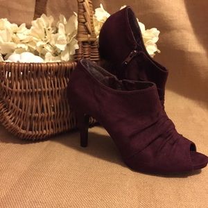 SAM & LIBBY SUEDE LEATHER OPEN-TOED BOOTIES