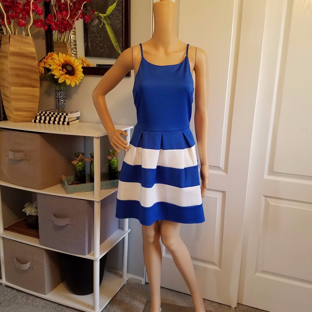 *NEVER WORN* Chic Sleeveless Royal blue, white