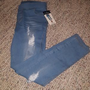 NWT Jvini pull on distressed jeggings