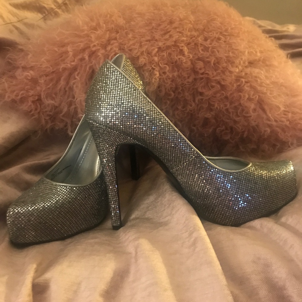 New Never Worn BCBG glitter stilettos sz 7