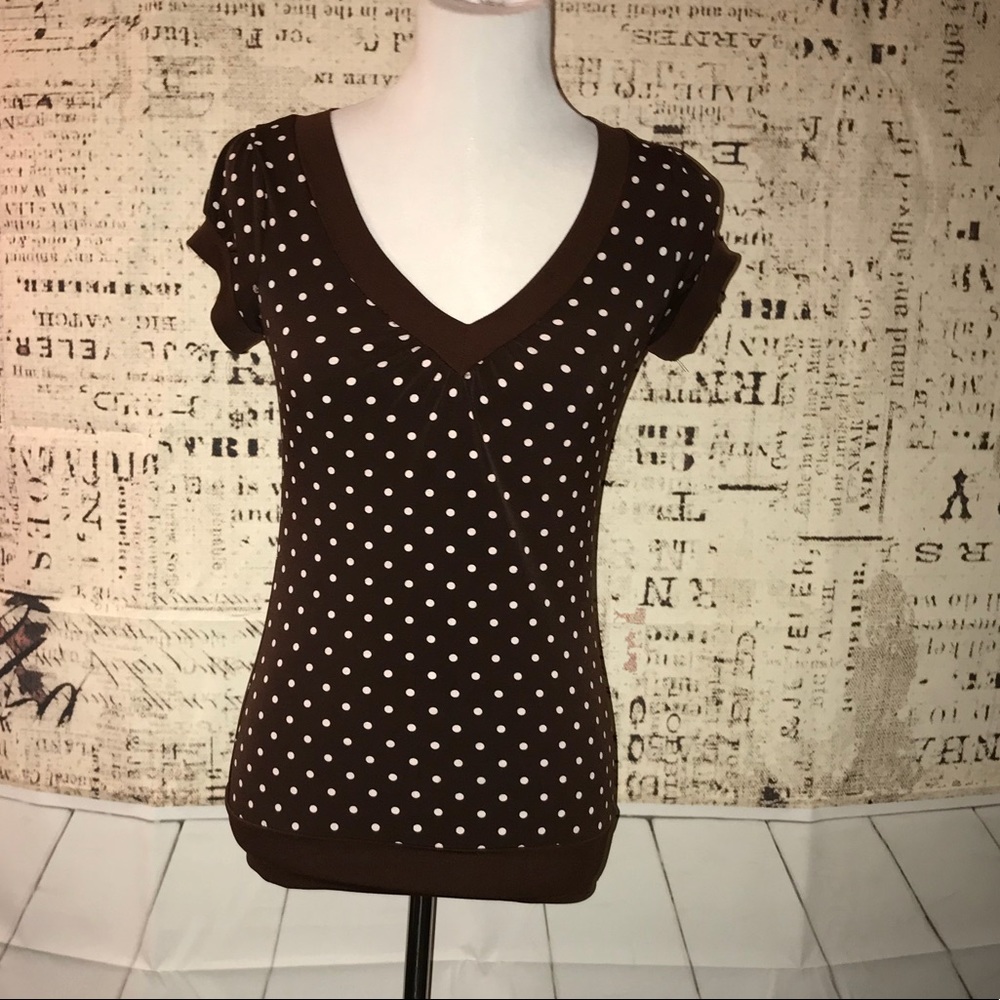 Edge v neck polka dot
