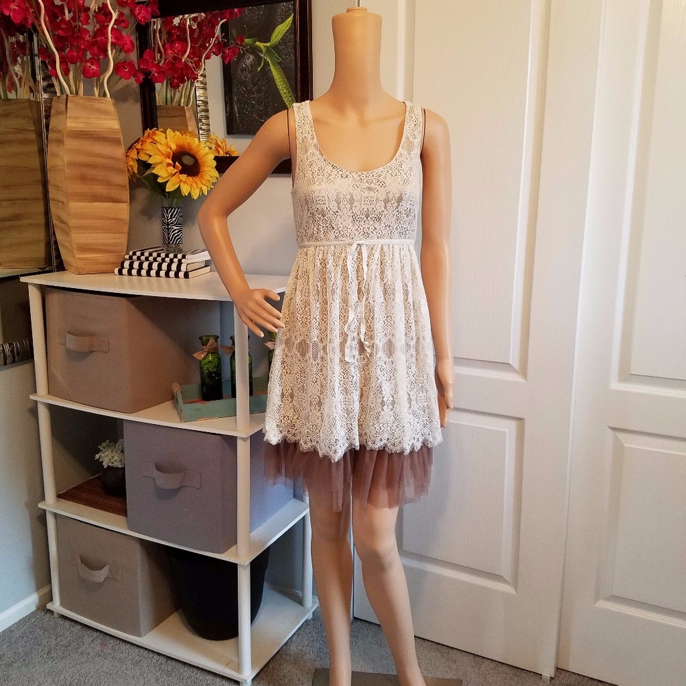 Creamy, lace dress w/bronze mesh bottom