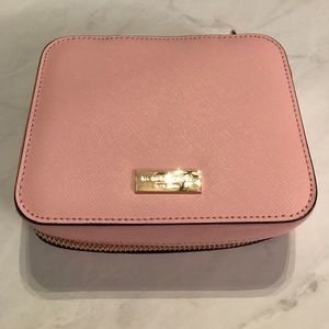 Henri Bendel Jewlery Holder