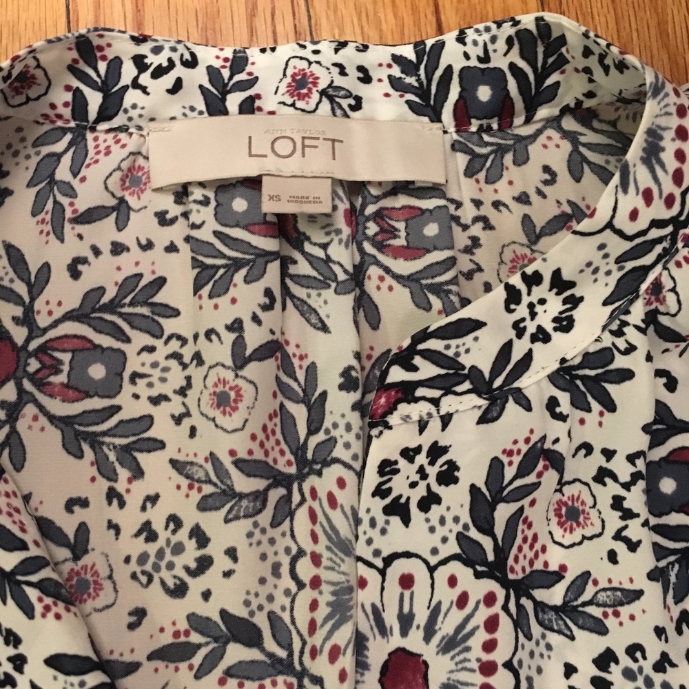 Beautiful floral LOFT flowy floral blouse XS ❤️
