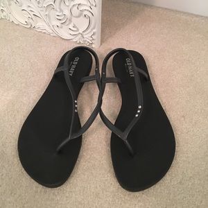 Old Navy Black Diamond Hell Strap Flipflops