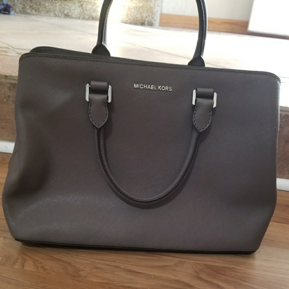 Authentic Michael Kors Handbag - zero flaws.