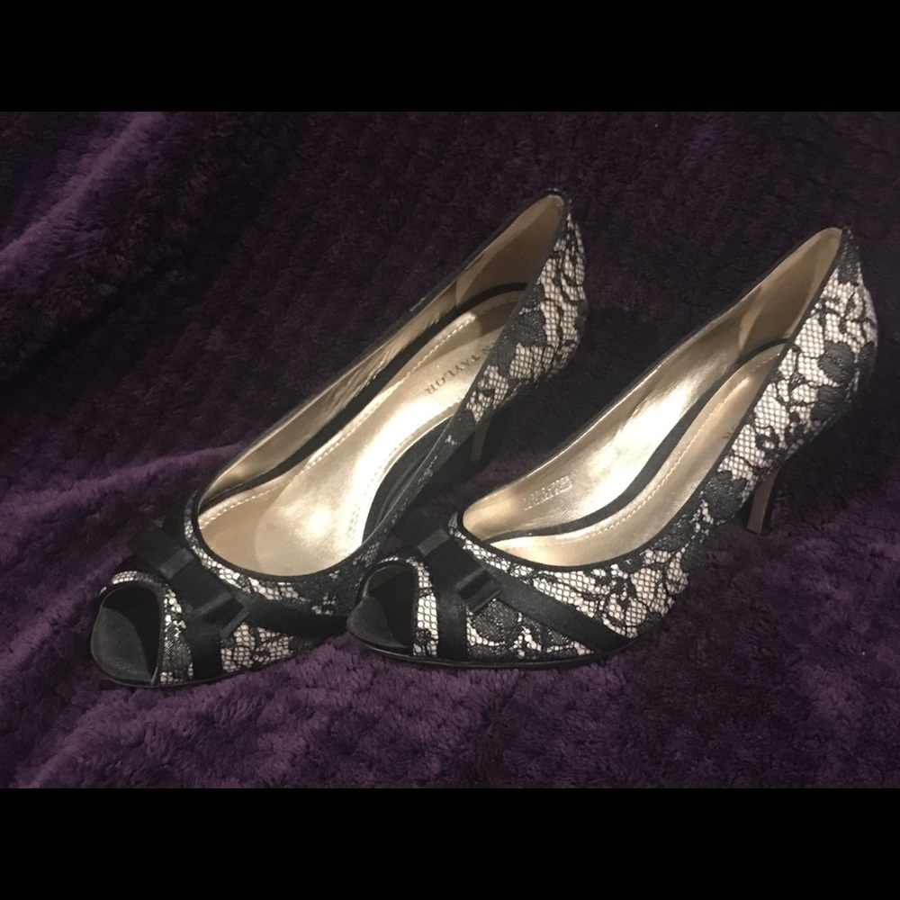 Ann Taylor lace pumps