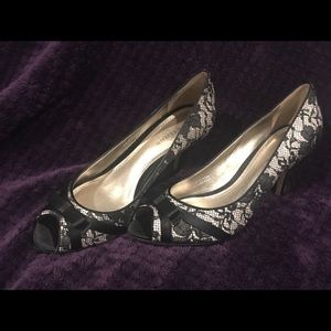 Ann Taylor lace pumps