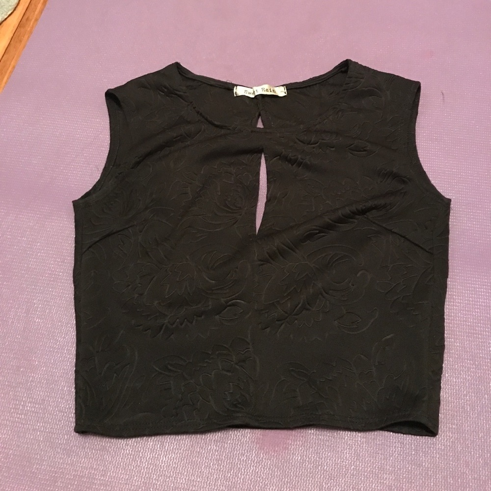 Black sleeveless crop top