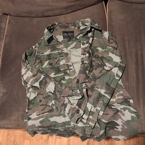 OVERSIZED CAMO BUTTON UP