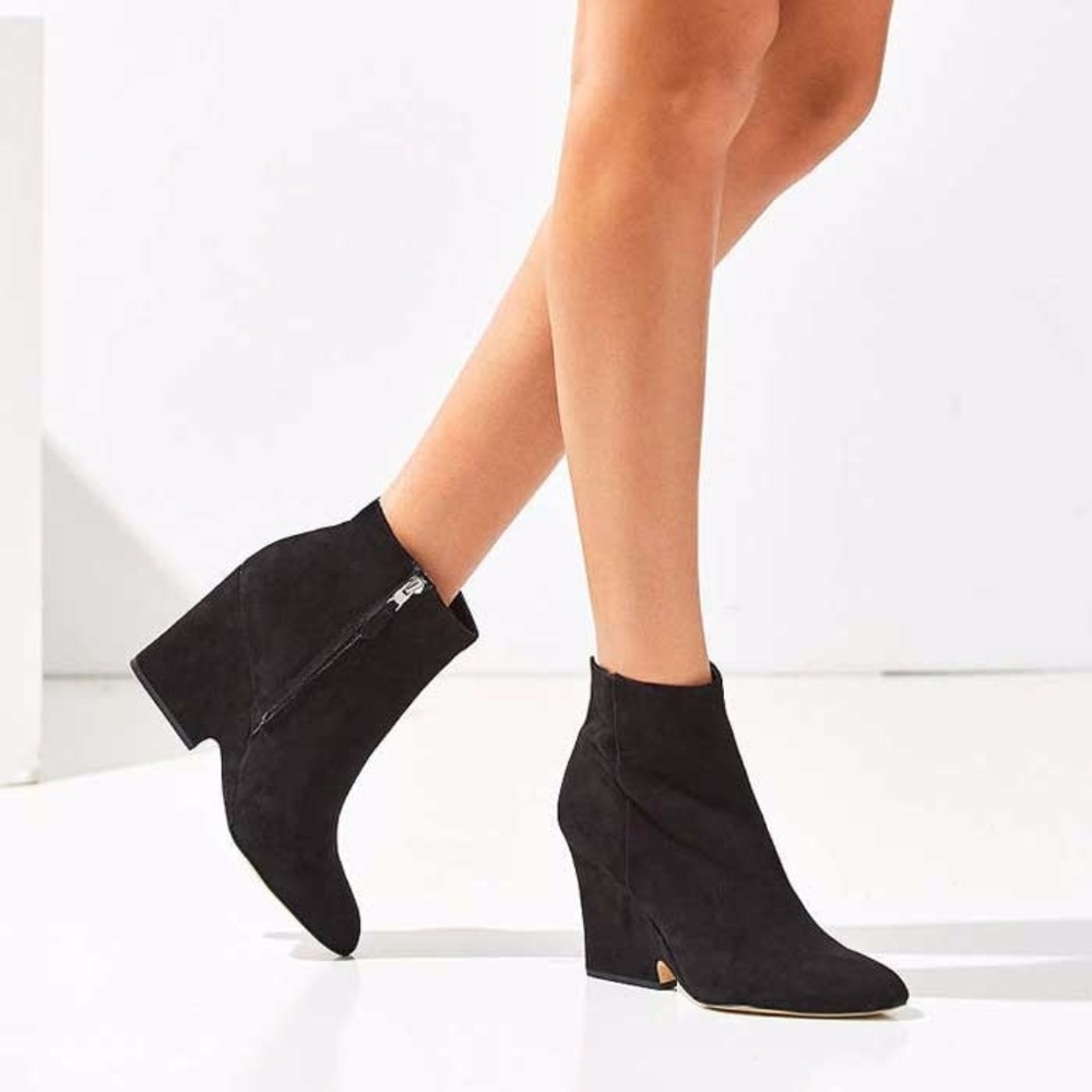 SOLD 🎀PRICE DROP! Black Suede Ankle Boots