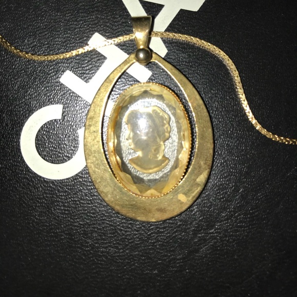 Vintage gold tone cameo - Picture 2 of 4