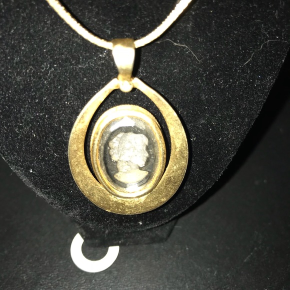 Vintage gold tone cameo - Picture 3 of 4