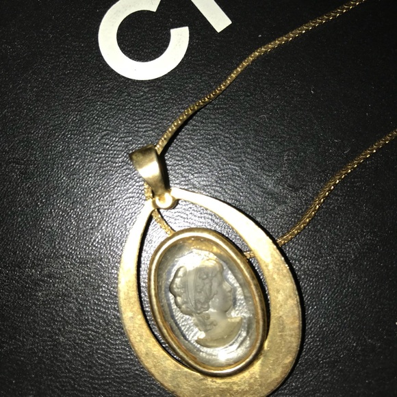 Vintage gold tone cameo - Picture 4 of 4