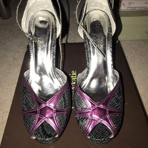 Silver heels - Picture 1 of 3