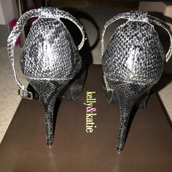 Silver heels - Picture 3 of 3