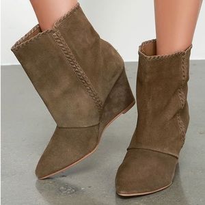 Suede ANKLE boot NAYA Charles David size 9.5 wedge