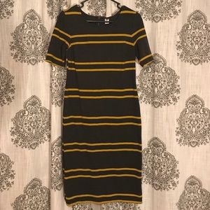 Cute figure enhancing midi. Great for the office!