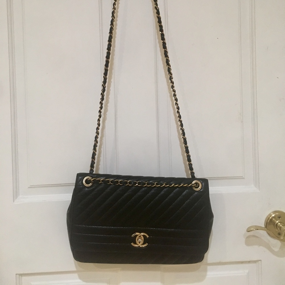 CHANEL quilted medium flap. Black