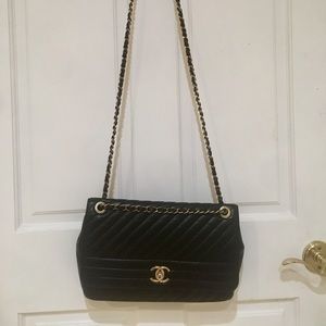 CHANEL quilted medium flap. Black
